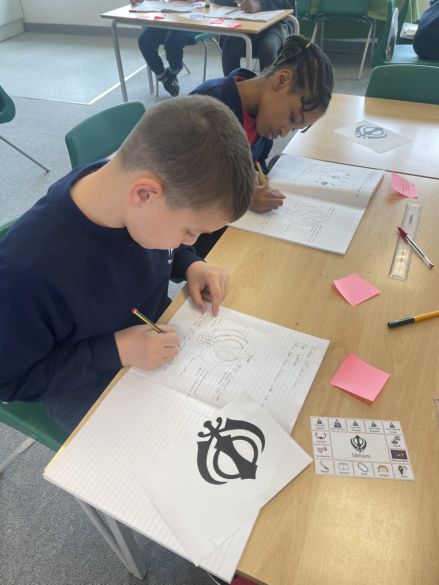 Resuming our learning about Sikhism and building on our prior knowledge 🪯 Why did Guru Hargobind use two Kirpans? What does the Khanda represent? I was blown away by their responses #Curiousminds #Sikhism @LDBSLAT