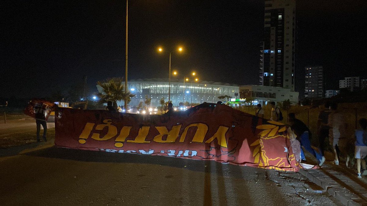 Adana Demirspor taraftarı, ultrAslan Yurtiçi pankartını ele geçirdi.