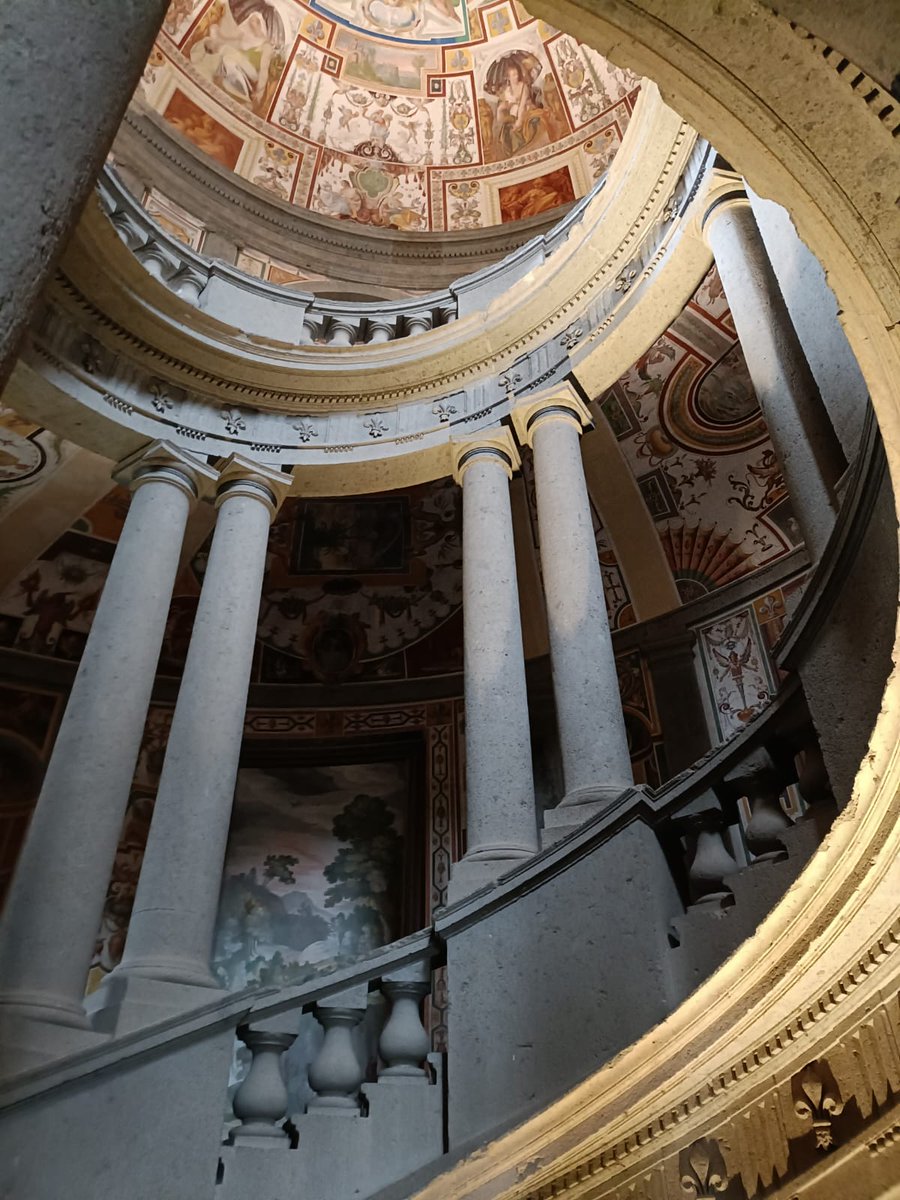 Palazzo Farnese: stessa scala da diversa prospettiva