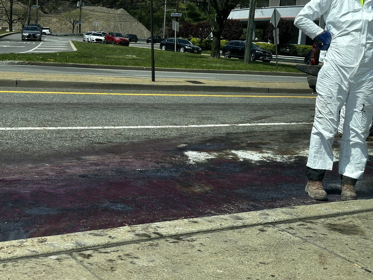 EdgewaterNJCom's tweet image. Some sort of a chemical / oil spill right outside the Quanta Super Fund site in #EdgewaterNJ requiring cleanup crew with hazmat suits. ☠️☠️☠️