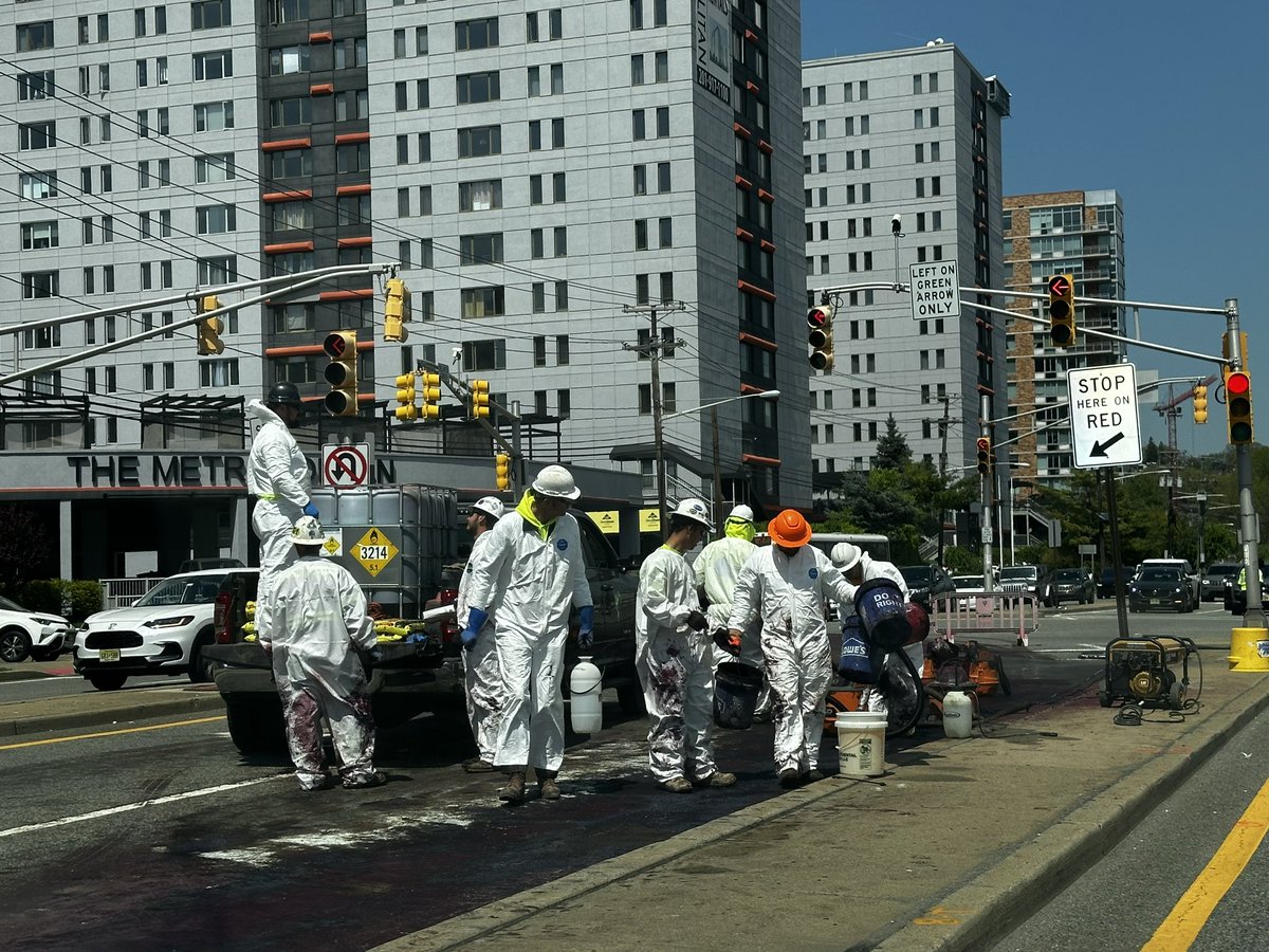 EdgewaterNJCom's tweet image. Some sort of a chemical / oil spill right outside the Quanta Super Fund site in #EdgewaterNJ requiring cleanup crew with hazmat suits. ☠️☠️☠️