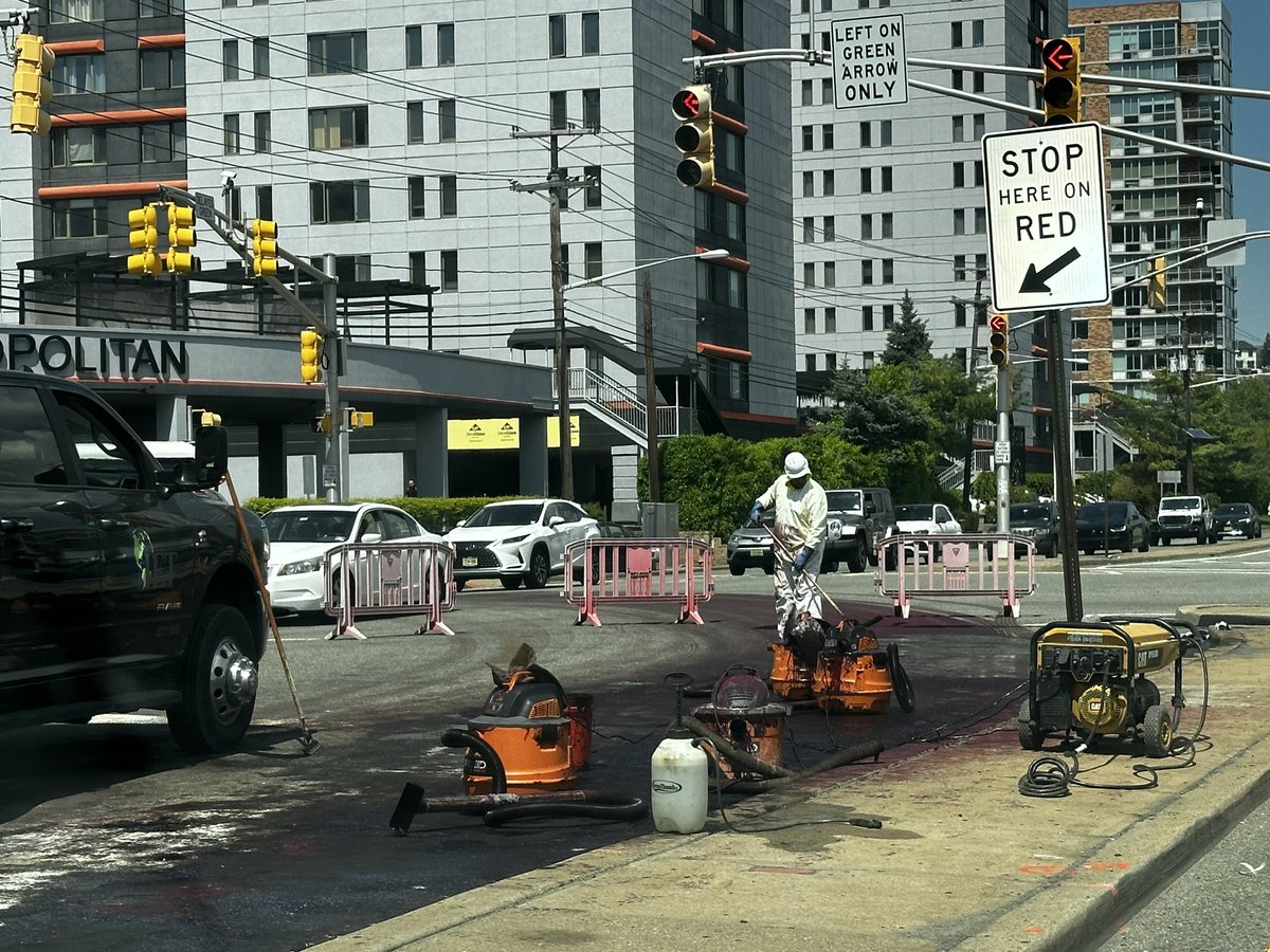 EdgewaterNJCom's tweet image. Some sort of a chemical / oil spill right outside the Quanta Super Fund site in #EdgewaterNJ requiring cleanup crew with hazmat suits. ☠️☠️☠️