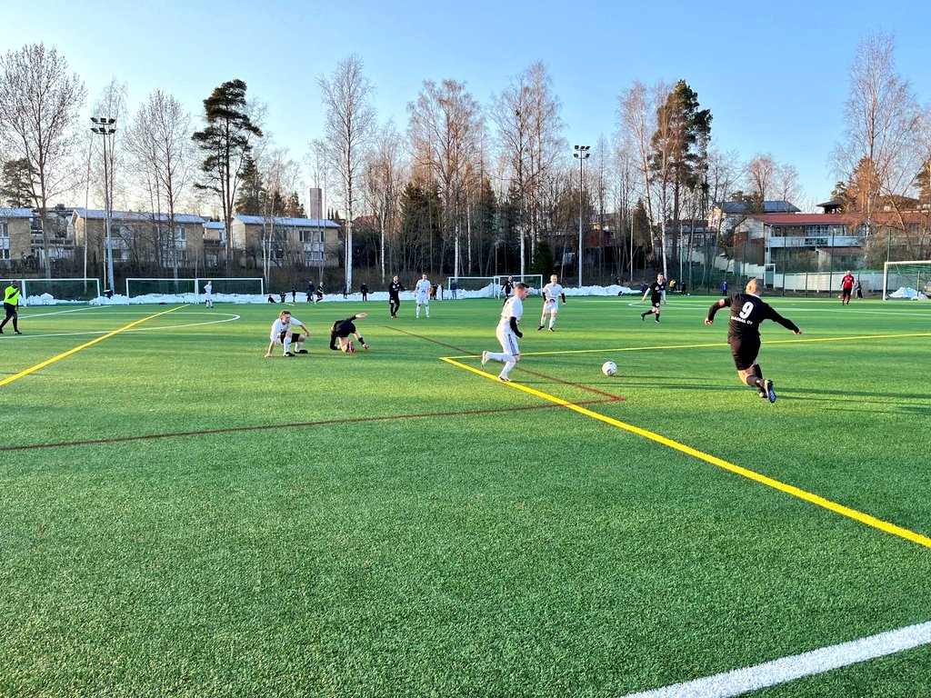Pezcu's tweet photo. Tänään koleassa mutta aurinkoisessa iltapäivässä Puistolan Koudan tekonurmella nähtiin @PuiU_Edustus kauden kotiavaus naapuriseura @ponnistajat vastaan ottelun päättyessä riemukkaaseen 2-1 kotivoittoon lisäajan komealla yläkulmamaalilla. #jalkapallo #kolmonen #Puistola #PuiU https://t.co/DFCLmUIJRj