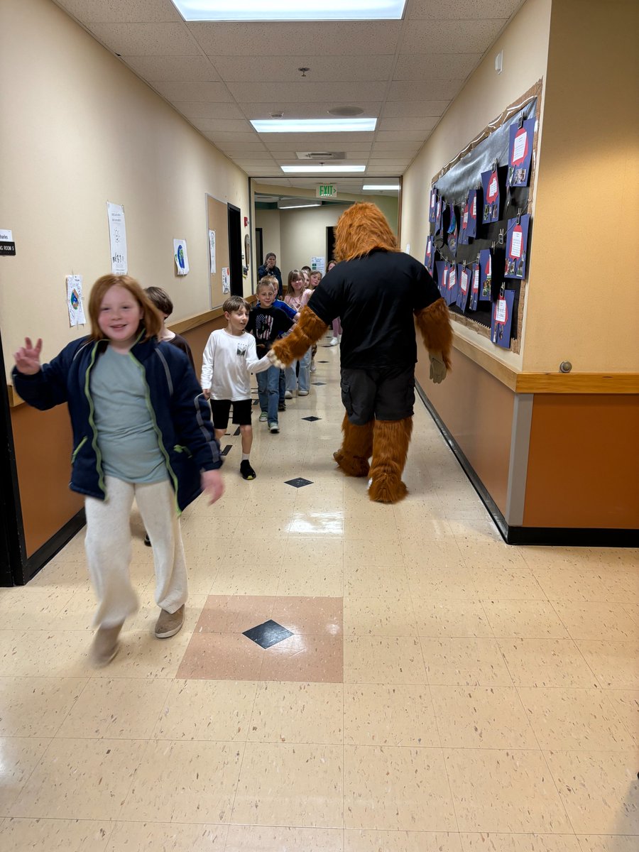 EBEPrincipal's tweet photo. Brave stopped by today to recognize classes with Super Sightings for showing our school-wide BRAVE expectations. They were celebrated for their excellent behaviors and earned extra recess. Brave also had a chance to give out some high fives in the hallway. #elgerbayexplorers https://t.co/BsVINNxBIJ