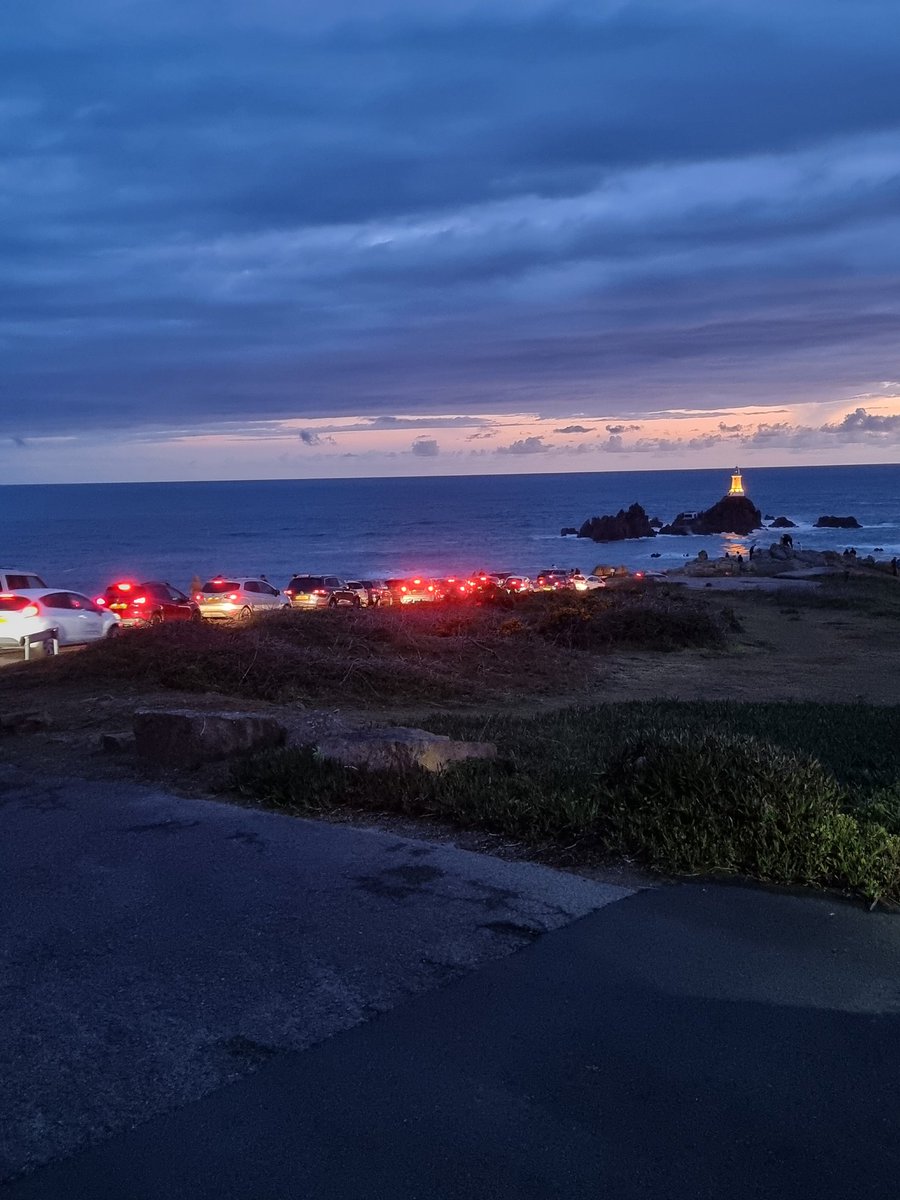 Amazing views tonight at Corbierre. Loads of cars parked everywhere but everyone behaving and not parked for long. Well done all. 👏 🫡👮‍♂️🇯🇪.