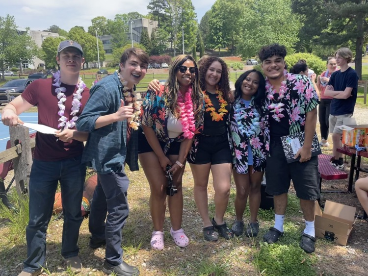 ABECatACC's tweet photo. Our students work so hard all year so we all look forward to our annual ABEC FIELD DAY! 😎 Thank you and Ms Stoker and SGA@for putting on such a fun event! 🏀🏐⚽️🍧☀️🎶 https://t.co/As6m2QHawK