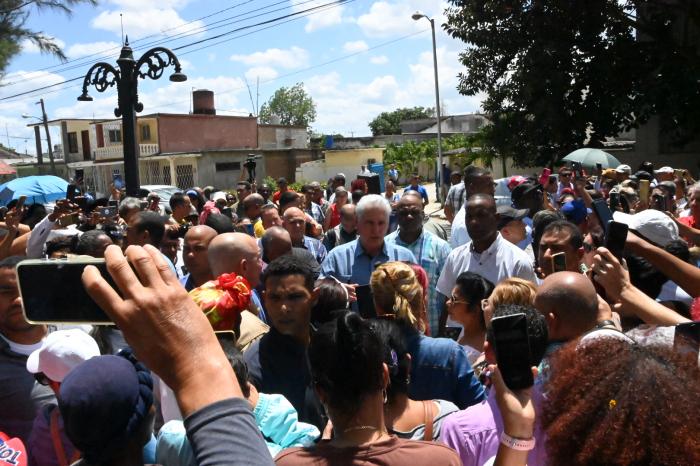 Cuban president @DiazCanelB and @DrRobertoMOjeda continue their visitof the country's municipalities. The main state and government authorities and @PartidoPCC in permanent contact with the people, protagonists of revolutionary process.