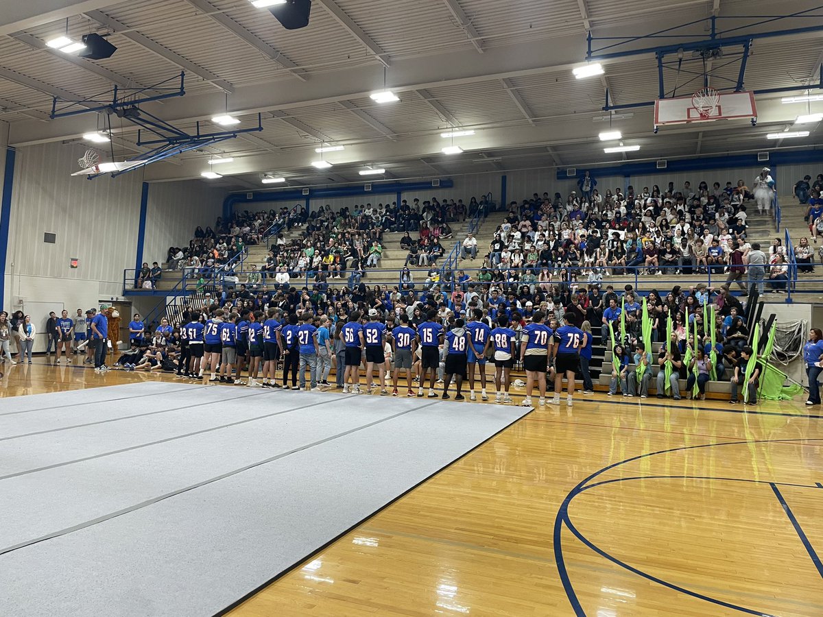 Leander football showing support for our Leander Middle School Tigers at their Spring pep rally! Good luck Spring sports! @LeanderHS @LeanderTigers @AthleticsLMS