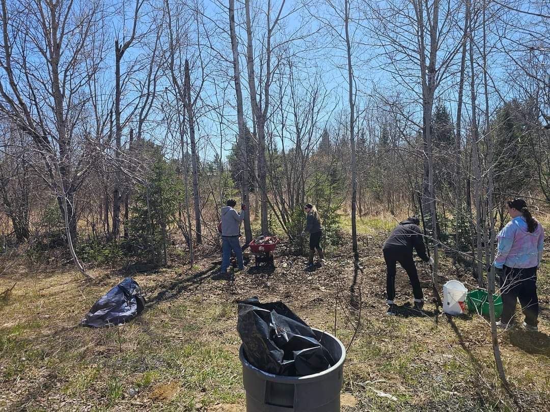 Thank you Muskoka Consultants  and James Fox , Timothy Shawn Kennedy , Emmett Kennedy, Crystal Kennedy & Debra teamwork got this cleaned up. Working with the community to get things done 😀

This group of fantastic people took it upon themselves to clean up this mess behind…