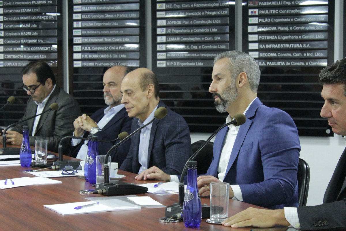 O Diretor-Geral do DNIT, Fabricio Galvão, participou hoje (26) de reunião plenária da APEOP com grandes empresas do setor de engenharia de transportes. Na ocasião, a autarquia expôs projetos e obras de 2024 e trabalhos previstos para os próximos anos no setor de Rodovias.