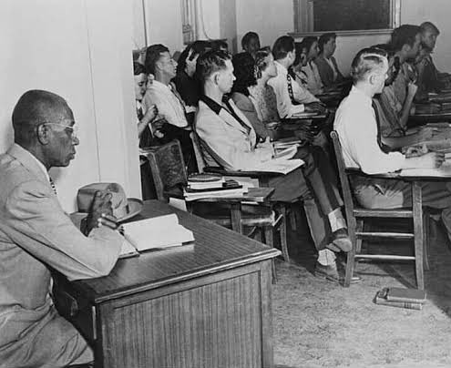 rodrigofbecker's tweet photo. Muito se fala que o início da dessegregação racial nos EUA se deu com o julgamento do caso Brown v. Board of Education, em 1954, pela Suprema Corte do país.

A verdade é que dois casos anteriores, ainda em 1950, já davam sinais de que a principal Corte americana não iria mais tolerar politicas segregacionistas - vale lembrar que no século XIX essa mesma corte chancelou práticas racistas.

Ambos os casos foram julgados em conjunto no mesmo dia, pois tratavam da mesma temática. Vamos ver um deles aqui.

George McLaurin já era mestre em educação e buscava o título de doutor na mesma área. Ele encontrou na Universidade de Oklahoma o curso que queria para obter tal título.

Mas ele era negro e a Universidade impediu sua matrícula exatamente por essa razão.

McLaurin, então, ajuizou uma ação na Justiça Federal de Oklahoma, alegando que a negativa da matrícula violava o direito à igualdade previsto na 14ª emenda à Constituição americana.

Aqui é importante ressaltar um fato relevante para o desfecho da história: existia uma lei estadual que, à época, proibia as escolas públicas de ministrarem aulas para negros e brancos conjuntamente. Por incrível que pareça, era isso mesmo.

Voltemos à ação proposta por McLaurin. Ela foi julgada procedente para determinar que a universidade o matriculasse no curso de doutorado, por violação ao direito de igualdade. Mas, e é bem mas mesmo, a decisão não analisou a lei acima mencionada, limitando-se a dizer que ela existia e era válida.

Pois bem. A Universidade de Oklahoma acatou a decisão e matriculou McLaurin.

Todavia, “cumprindo” a lei, a Universidade impediu-o de frequentar os mesmos ambientes dos demais alunos, chegando ao cúmulo de admitir que ele assistisse às mesmas aulas, contudo, em ambientes distintos. Nem mesmo a lanchonete ele podia usar ao mesmo tempo.

Isso levou a situações esdrúxulas como a registrada nas famosas fotos em que McLaurin assiste a uma aula, sentado do lado de fora da sala, enquanto todos os demais alunos estavam na parte de dentro (fotos abaixo).

McLaurin não aceitou esse tratamento e ajuizou uma nova ação na Justiça Federal, dessa vez alegando a inconstitucionalidade da lei e pedindo para ter tratamento igual aos dos demais alunos.

A ação foi rejeitada nas instâncias ordinárias e ele recorreu até o caso chegar à Suprema Corte.

Por unanimidade, em 1950, a Corte afirmou que a separação realizada pela universidade, com base na raça, era inconstitucional, pois violava a 14ª emenda, que assegura o direito à igualdade.

Determinou, assim, que a instituição desse a McLaurin o mesmo tratamento dado aos demais alunos.

Vale destacar que, posteriormente, McLaurin foi premiado como um dos três melhores alunos de sua turma.

Trata-se, portanto, de uma decisão paradigmática, que abriu as portas para que, 4 anos mais tarde, a Suprema Corte julgasse o famoso caso Brown v. Board of Education, um marco na luta contra a segregação racial nos EUA.

Curiosidade 1: o advogado de McLaurin foi Thurgood Marshall, que alguns anos depois foi o primeiro negro nomeado para a Suprema Corte.

Curiosidade 2: a biblioteca da Universidade de Oklahoma foi declarada patrimônio histórico americano em homenagem ao caso julgado.