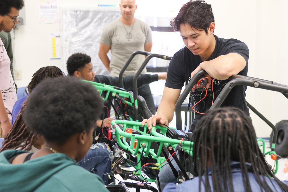 #NNPSProud of our @PointOptionNNPS science students for building solar go-karts earlier this month!☀️🏎️ Special thanks to @Flyingclassr00m for guiding our students through the process. Read more: bit.ly/3JE9Nba