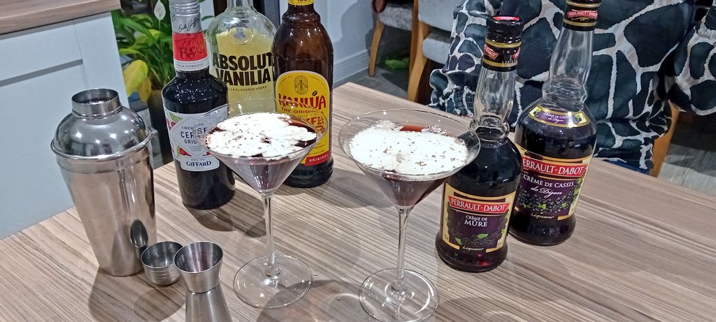 Friday Cocktail hour. The Black Forest Gateau. Vanilla vodka, Crème de cerise, Kahlua, Crème de mure, Crème de cassis. Shake in ice, double cream float. #HappyFriday #CocktailHour #Binjuice 🍸