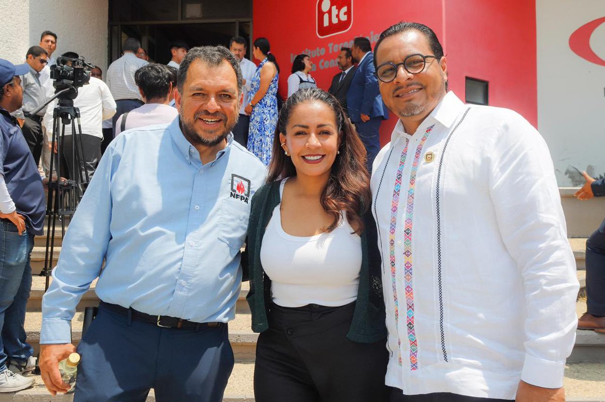 Me dio mucho gusto asistir esta mañana a la CMIC delegación Oaxaca (<a href="/CmicOaxaca/">CMIC Oaxaca</a>) a la Toma de Protesta del III Consejo Directivo de la Asociación Oaxaqueña de Constructores de Instalaciones Eléctricas y Conexos. 

Mis mejores deseos para quienes integran este Consejo Directivo,