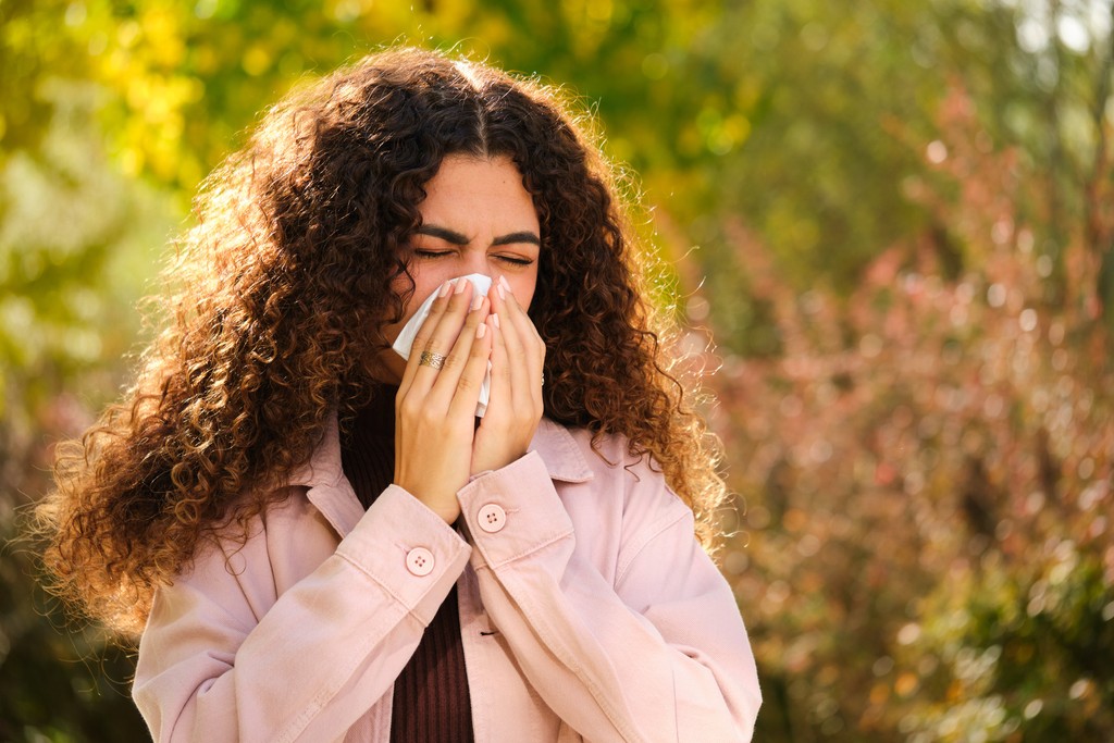 Symptoms such as a sore throat, runny nose, or irritated eyes are common effects of #springallergies. Learn more about common #springallergens such as pollen, how they affect your body, and what you can do to improve your symptoms: tinyurl.com/37p2pys9