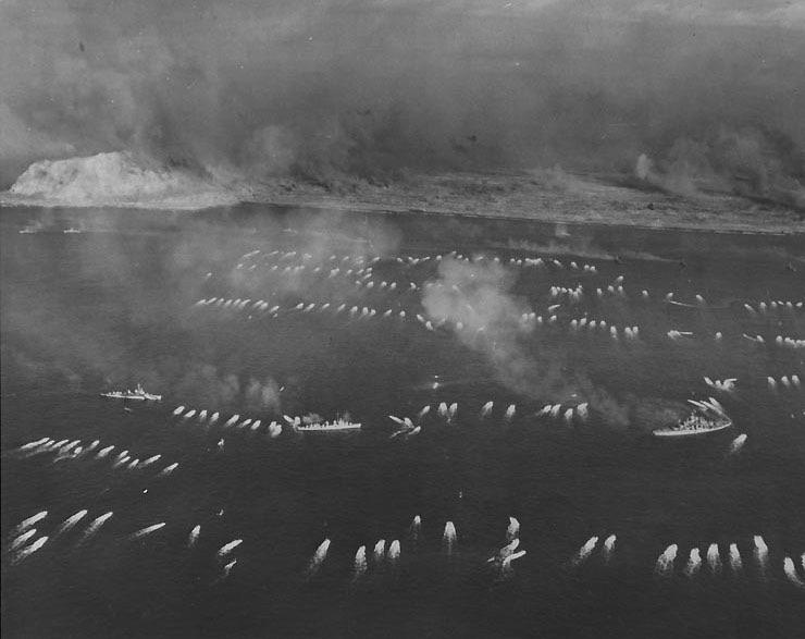 A primeira onda de ataque dos Fuzileiros Navais avança em direção às praias de Iwo Jima. 08:59, 19 de fevereiro de 1945.