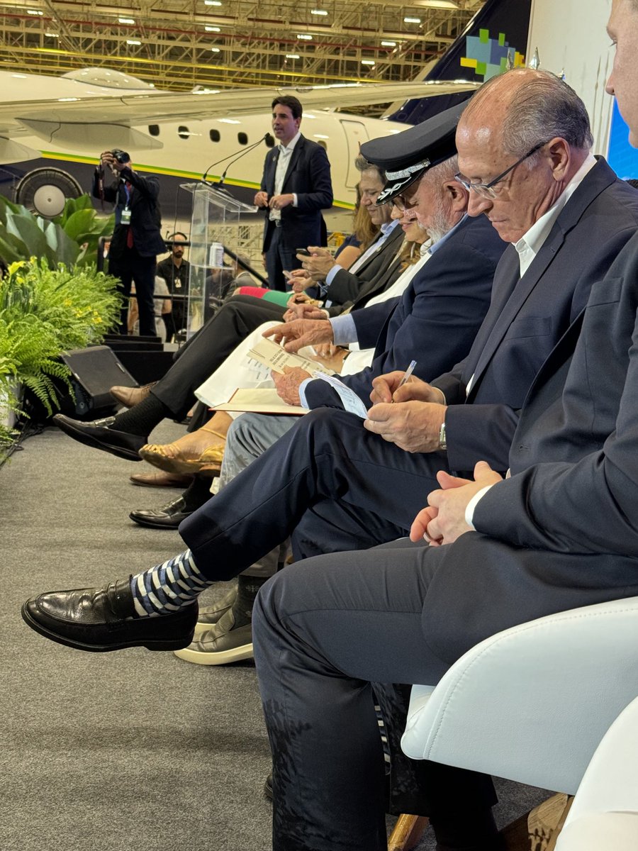 Na comitiva do presidente ⁦@LulaOficial⁩ na visita a empresa ⁦@embraer⁩ que anuncia a criação de mais 1100 empregos. Nesse momento a ⁦@embraer⁩ entrega mais uma avião a empresa ⁦@azulinhasaereas⁩