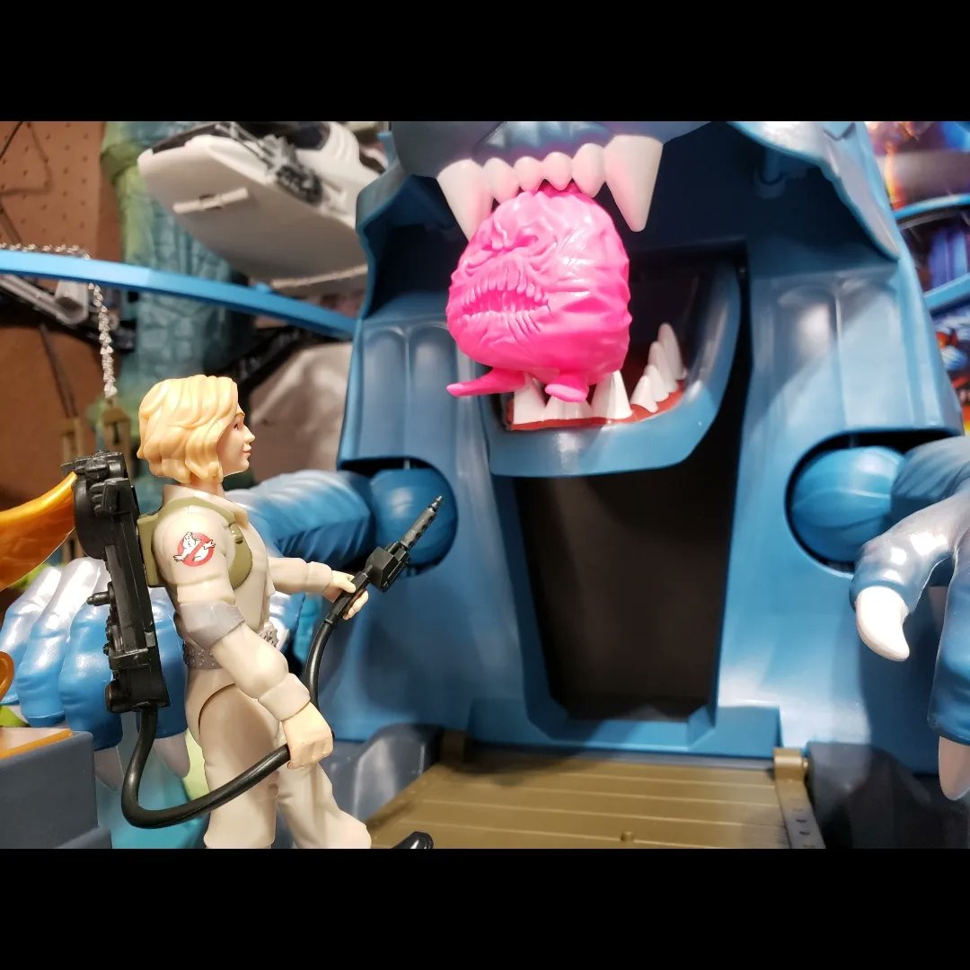 Happy #funpostfriday New video out on YouTube youtu.be/PF4MWWgk7Yo?si… @carriecoon #thepfpn #cracktasticplastic #ghostbusters #frozenempire #calliespengler #toyphotography #actionfigures #actionfigurephotography #bustingmakesmefeelgood