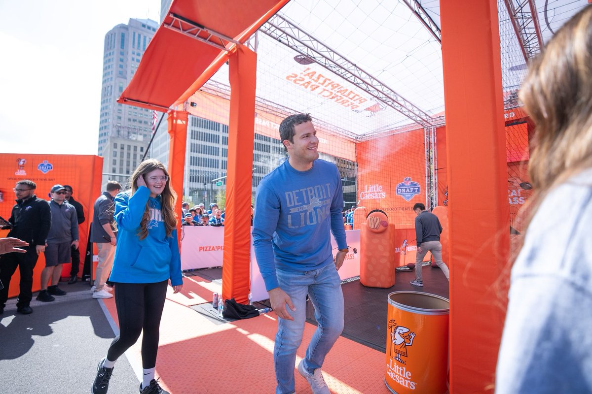 Hey Detroit, it was awesome hanging out with you all! Big shoutout to everyone who tested their QB skills against me in
@LittleCaesars Pizza!Pizza!® Perfect Pass! #NFLDraft #PizzaPizza 🍕🏈