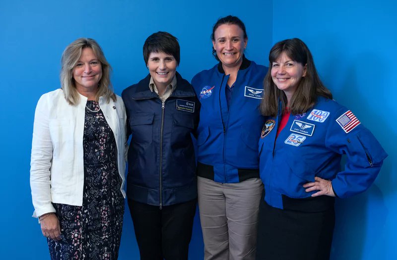 🥳🎂Happy Birthday to my wonderful friend @AstroSamantha!  Thinking of you today -- and remembering the great time that we had with @AstroSerena and Ellen Stofan at @NPR that day! npr.org/sections/thetw…
