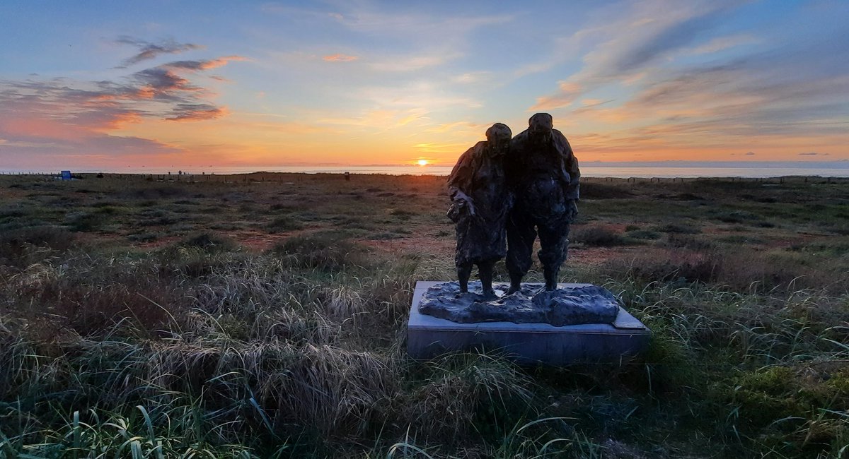 Rechtzeitig zurück in Katwijk aan zee.
Die Skulptur heißt 'Pootje baden'.
#DerKlösfährtzumKonigsdag