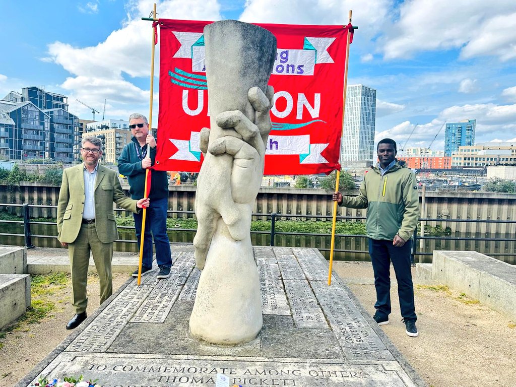 Today we gathered at the 'Clasping Hands' statue for the #WorkersMemorialDay event with trade union officials, activists and councillors. We honoured the memory of workers who sacrificed their lives for their colleagues. Their bravery has laid the foundation for safety at work.