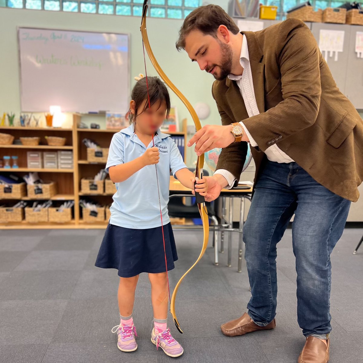 MontessoriHTX's tweet image. The #LowerElementary class had the pleasure of hosting a special #guest! Ms. Haley&apos;s husband, Mr. Jesse, brought his wealth of historical #knowledge to our classroom &amp;amp; shared an unforgettable lesson on &quot;Fundamental Needs: #sDefense.&quot; 🪓🏹 

Thank you, Mr. Jesse! 🛡️ 

#Montessori