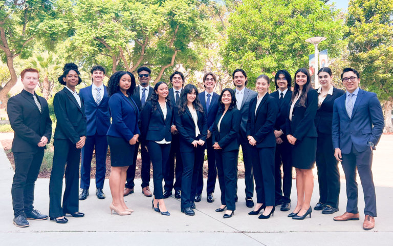 In another successful year for Cal State Fullerton’s moot court team, Titan students ranked top in the nation in @amcamootcourt tournaments! 🎉 More than 💯 universities with 477 teams competed in the regional tournament. Moot court, a simulation of U.S. Supreme Court…