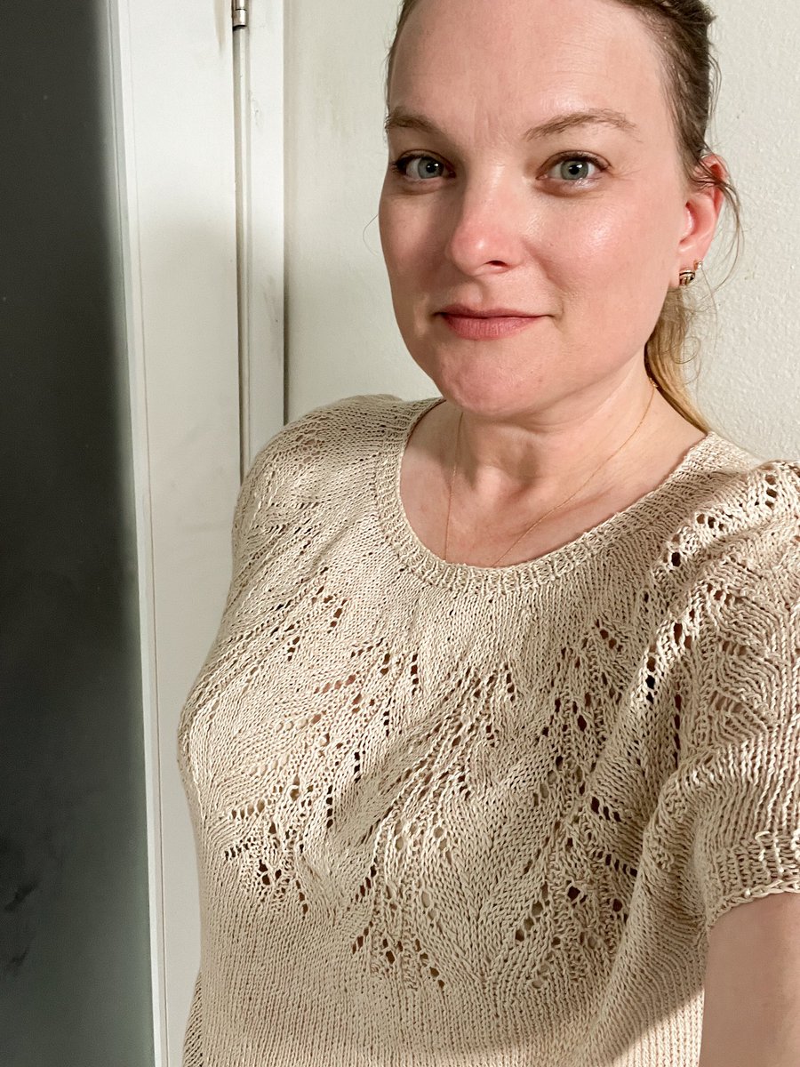 I knit my first garment in years recently and thought I’d share some thoughts. First: the pattern is the Salty Air Tee, by Samantha Guerin. I can’t recommend it enough. /1 #KnittingTwitter