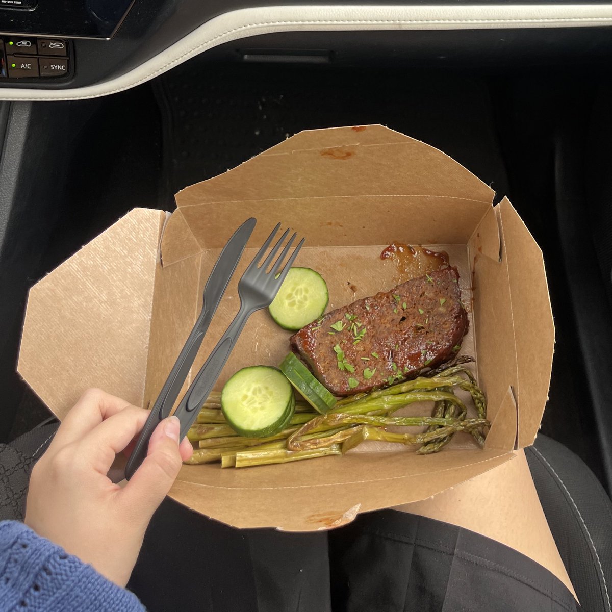 bbq meatloaf,, roasted asparagus & slices of cucumber; whole foods
280 c