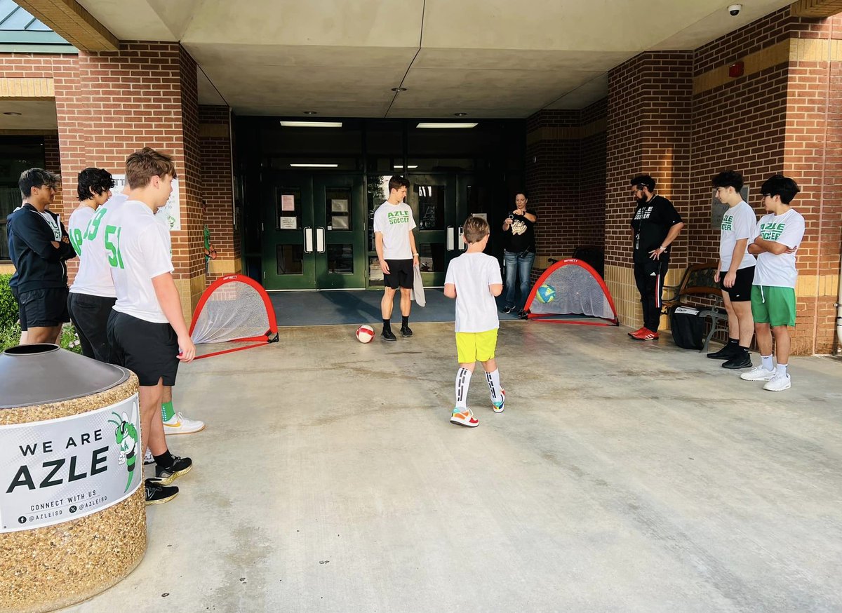 Students at Cross Timbers Elementary started their Friday with some soccer fun! 💚⚽ #WeAreAzle #HornetsInAction #HornetPride