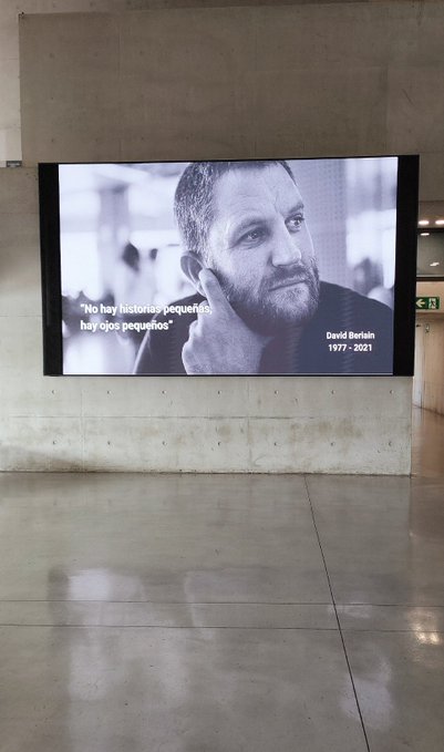 La presentación de los tefegés de Periodismo de @fcomunav ha coincidido con el tercer aniversario de la muerte de @DavidBeriain. Les he recordado a los alumnos tres ideas de David: 1. Haced siempre lo que os apasione. 2. Emocionáos siempre con lo que hagáis. 3. Dedicadle horas.