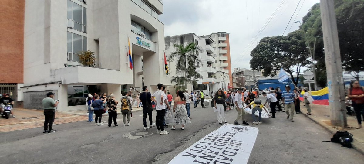 #Bucaramanga | En el marco de la Cumbre Popular y Alternativa por el agua manifestantes realizaron un plantón frente a la @CARCDMB.