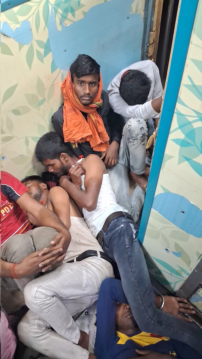 AbirChatte3482's tweet photo. @RailMinIndia pnr 6330913446,s5train num 17008,berth num 65 to 70,sir what is this,this is sleeper compertment or general compertment what is this,why you isssue waitting stop given waitting ticket,then why we give you extra money for sleeper,then please return our extra money. https://t.co/m1rdWlzKeH