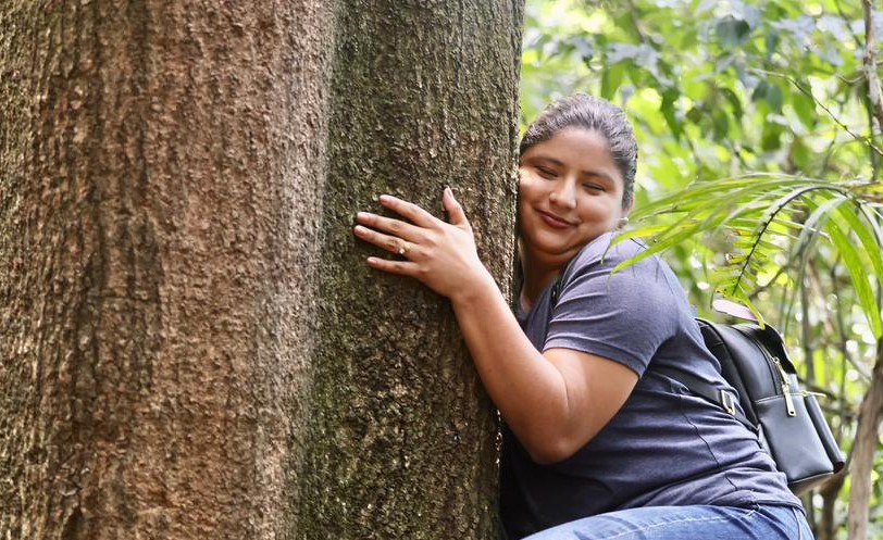 Nuestros parques tambien son espacios idóneos para recargar energías. 🍃🌿¡Abraza siempre un árbol! #TurismoResponsable