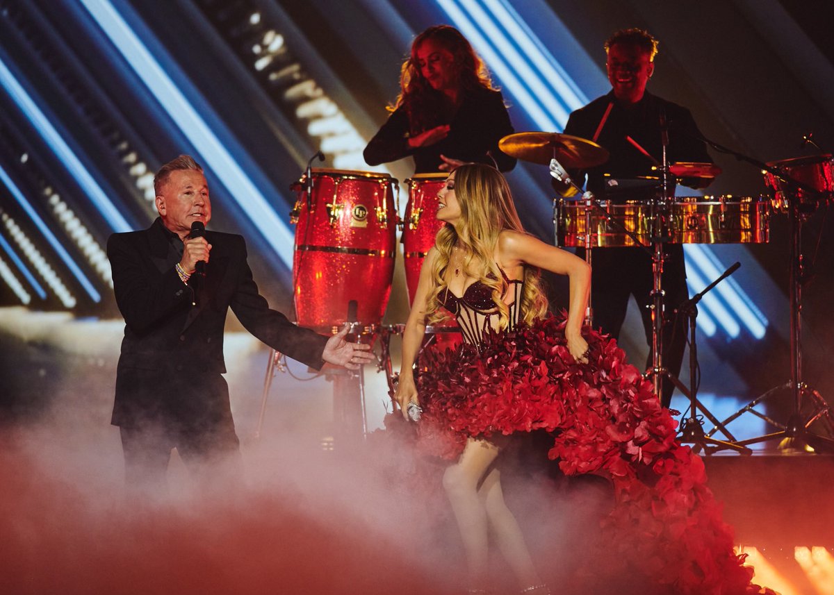 Ricardo, hasta que por fin se me dio cantar contigo amigo querido. Es que no sabes lo mucho que te admiro, como persona, como artista!!!! <a href="/montanertwiter/">Ricardo Montaner</a> 

Compartir escenario contigo ayer, ha sido un sueño convertido en realidad. Cuanto hemos aprendido de ti! Gracias por tu