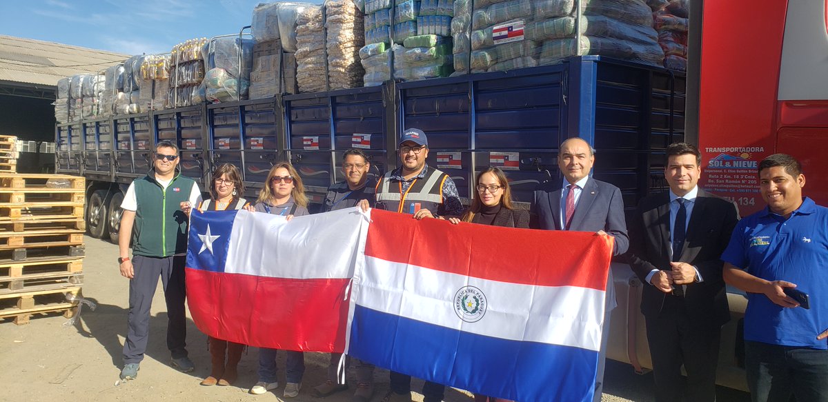 📌 #AHORA | Una donación de más de 30 toneladas de alimentos y artículos de higiene ha llegado a la ciudad de Viña del Mar en nombre del Gobierno del #Paraguay. El embajador en #Chile de @PresidenciaPy, Antonio Rivas, entregó la ayuda humanitaria que fue gestionada por su país