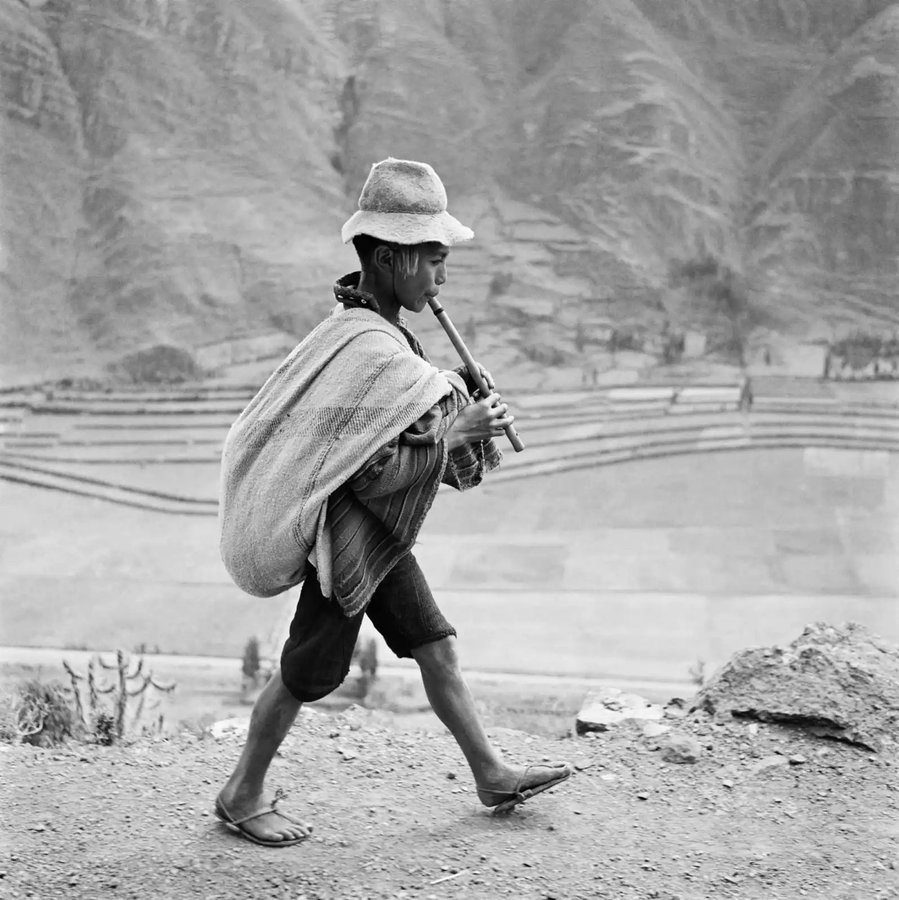 On the road to Cuzco, near Pisac, in the Valle Sagrado of the Urubamba river, Peru, 1954 • Werner Bischof •