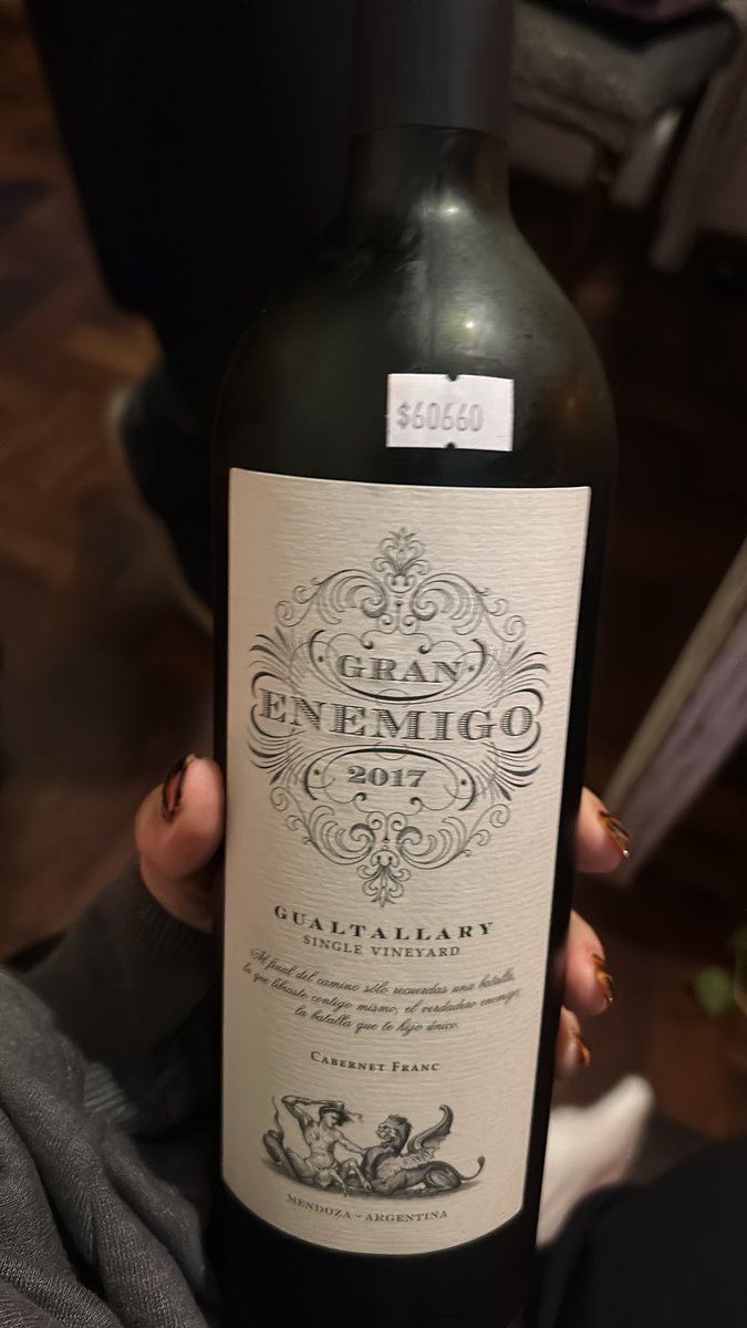 roxismosinferno's tweet image. Ayer mi novio se fumo un porro, salió a comprar y volvió con un vino de 60 MIL PESOS pensando que valía 6 mil… le cayó la ficha después de salir de la ducha y decirme “che amor, el bife de chorizo y el vino 104 mil pesos es un poco caro, no?” 
Sí, Juan lpm 😂