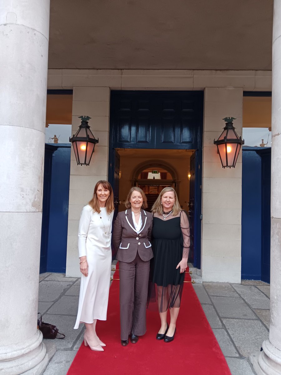 On way into dinner last night in St. Patrick's Hall, Dublin Castle with UCD colleagues Tríona McCormack and Loraine Smith as part of the Joint Euro-American Forum on Cancer @AlCRIproject