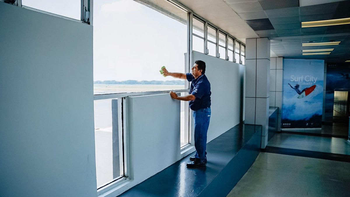 Trabajamos arduamente para mejorar las instalaciones de nuestro Aeropuerto Internacional de El Salvador, con la finalidad de brindarle un mejor servicio a los usuarios. ✈️🇸🇻👷🏻‍♂️👷🏻‍♀️