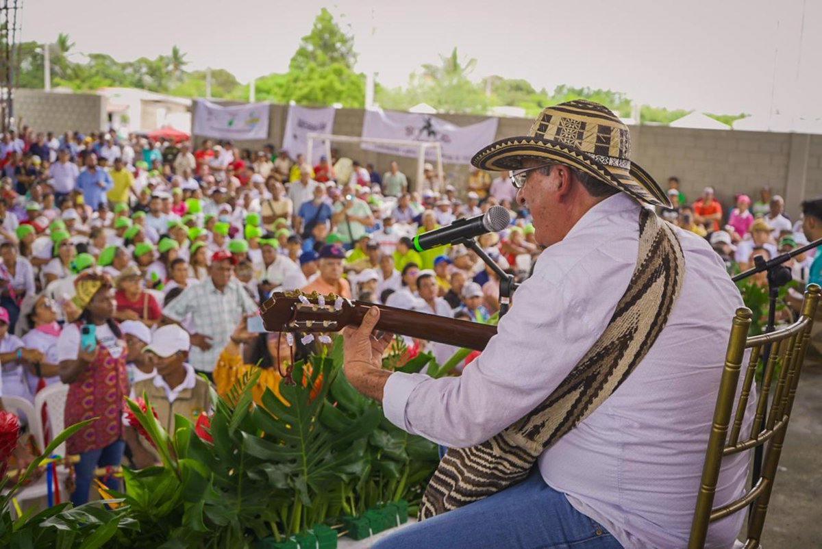 Y yo, en la asamblea popular campesina de Baranoa, Atlántico, en mi yeré: Alzado en Canto! Viva la Vida! Amando Venceremos!