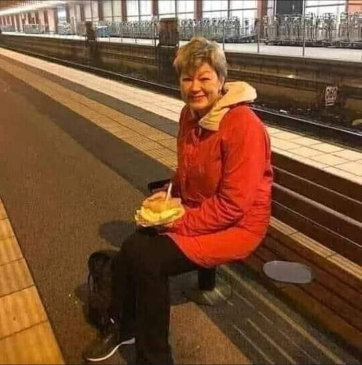Bu kadının adı Eloa Yohanson. Bu kadın, evine gitmek için treni bekliyor ve elinde bir sandviç. İşine gitmiş, çalışmış, evine gidiyor. Her kadın gibi, her vatandaş gibi. Sadece belirtmek isterim ki, bu kadın İsveç çalışma bakanı...