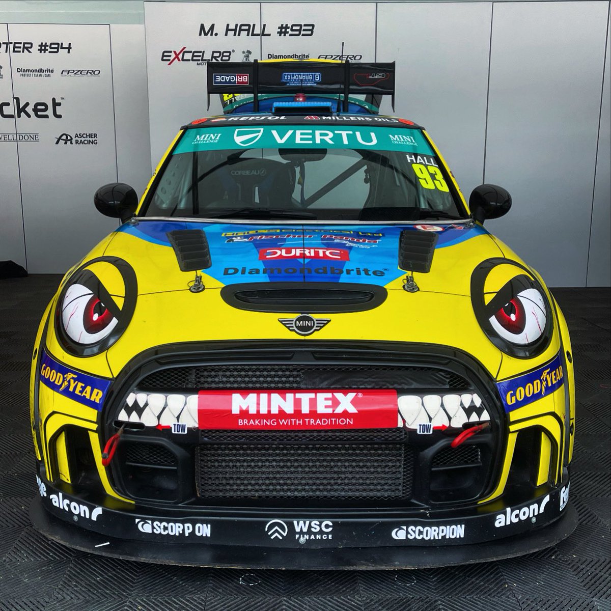 I absolutely LOVE this @MINIChallengeUK livery. 😠

If I saw this in my rear view mirror, I’d let it pass by @Excelr8M 

#MINI #excelr8motorsport