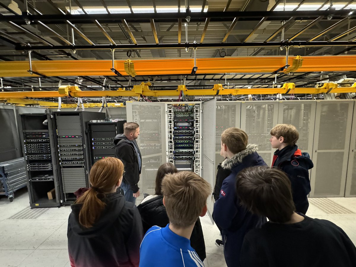 Hardware zerlegen, Software installieren und einen Legoroboter programmieren! 💻🔧🤖 So viel Begeisterung für Technologie macht die Zukunft vielversprechend! Der #Zukunftstag brachte uns gestern neugierige Besucher! Schüler:innen der Klassen 6-10 tauchten in die Welt der #IT ein.