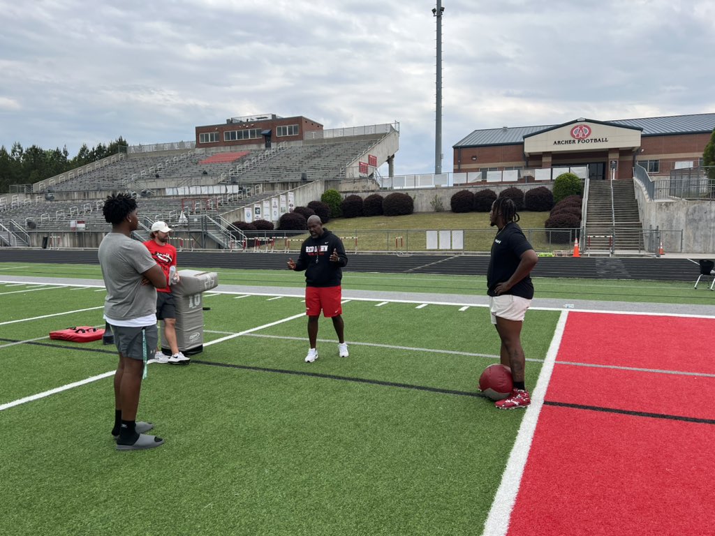 Super Bowl Champ 💍 @wanyamorris64 of the @Chiefs came by @ArcherTigersFB to visit some old coaches and drop wisdom to guys like @TheJaylenGamble ‼️ @coachbrax10 the time is flying by 🥹 isn’t it….Wow!