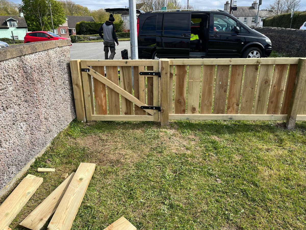 Fencing off garden sections, ready for new meadows and trees for wildlife conservation Part of our #Amlwch Leisure Centre Project 🌲🌺 🔨Big thanks to our #Woodworking volunteer, sian. Always going the extra mile to help out