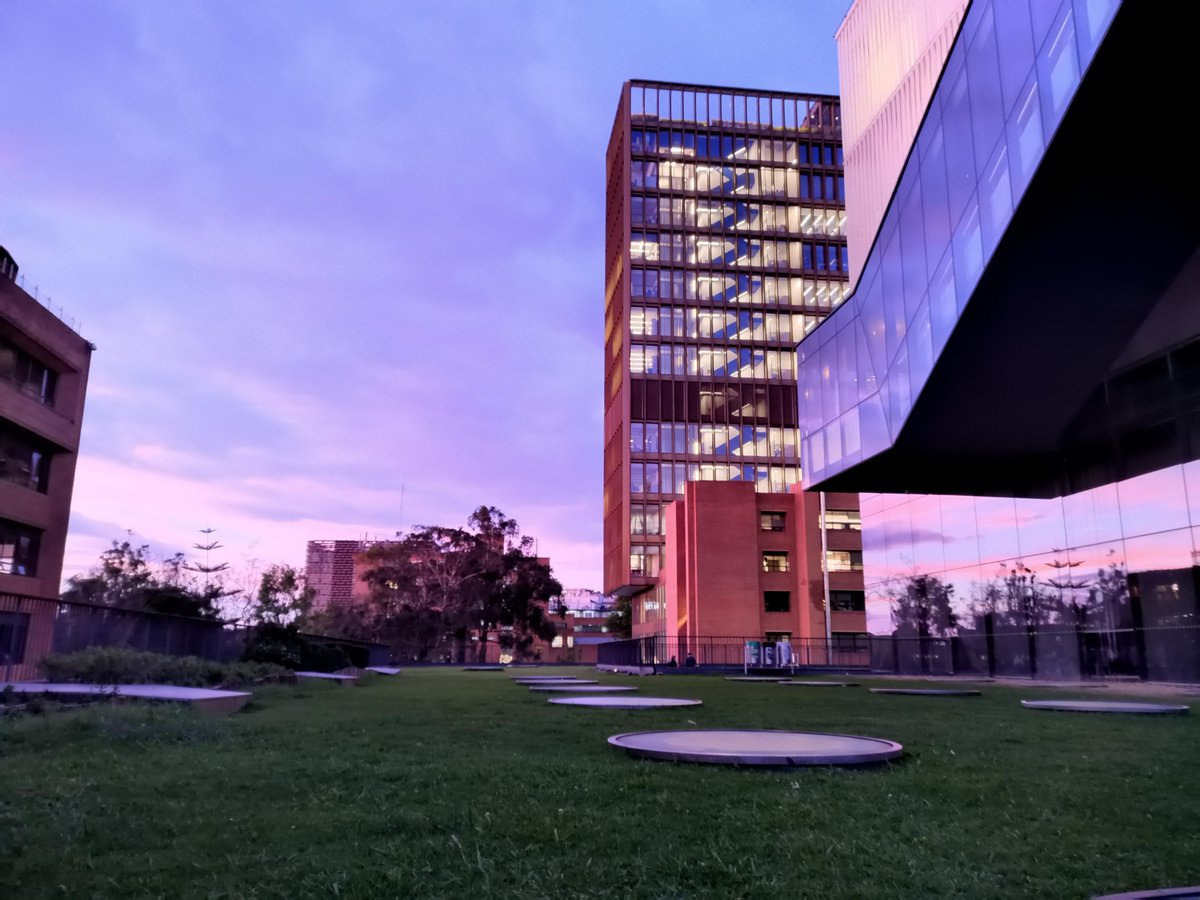 #PostalJaveriana | Los estudiantes Paula Andrea Fierro, Nicolle Tatiana Díaz y Juan Pablo Sánchez nos compartieron estas hermosas fotos de los atardeceres javerianos. Te invitamos a enviarnos por inbox tus mejores fotos de la Universidad.