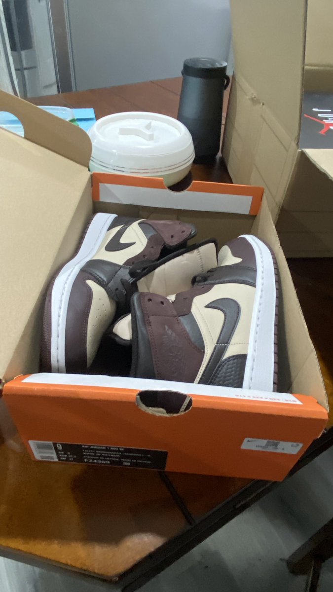 ishubhamthakral's tweet photo. This is not done nike 
I received #nikeairjordans in the fake looking box not in original box it doesn’t seems new it already have wrinkles on it  
@Nike @AirJordans2323 @nikestore #nike
#complaint
#unsatisfied https://t.co/ajuvjiNn1t