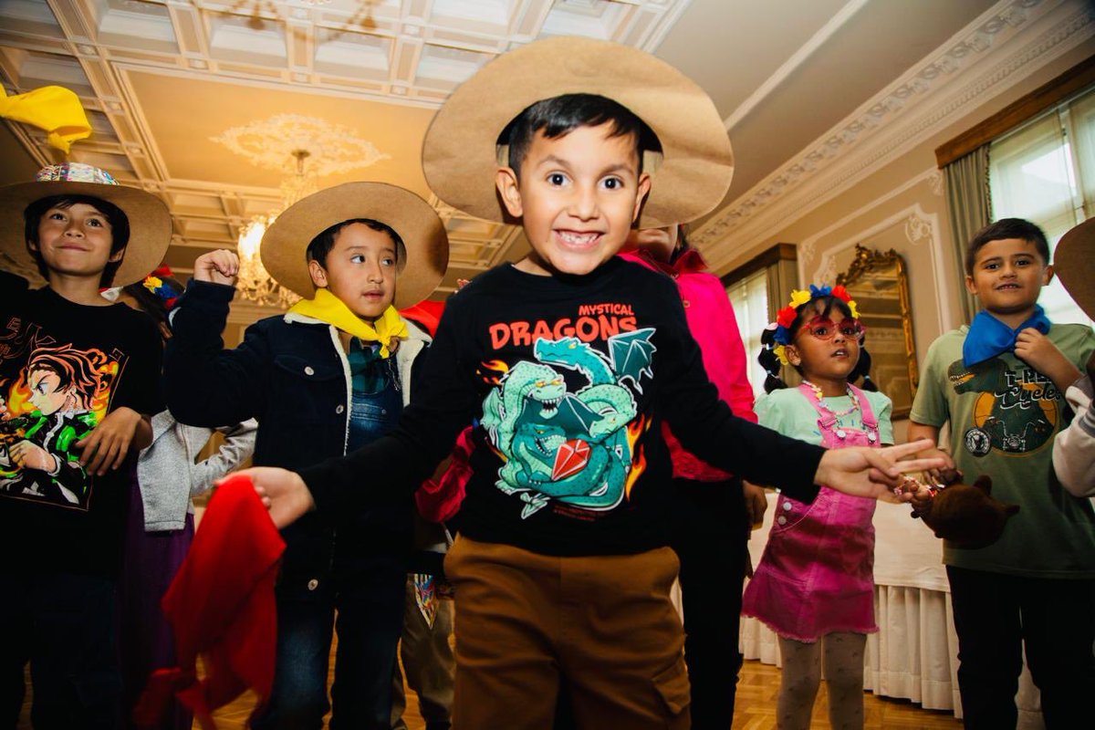 ¡Estas sonrisas son el mejor regalo! Sus rostros llenos de felicidad nos recuerdan la corresponsabilidad de velar por su bienestar. En el #DíaDelNiño, recordemos que merecen una infancia feliz y libre de violencias. Aseguremos un entorno donde puedan crecer en paz. #ConLosNiñosNo